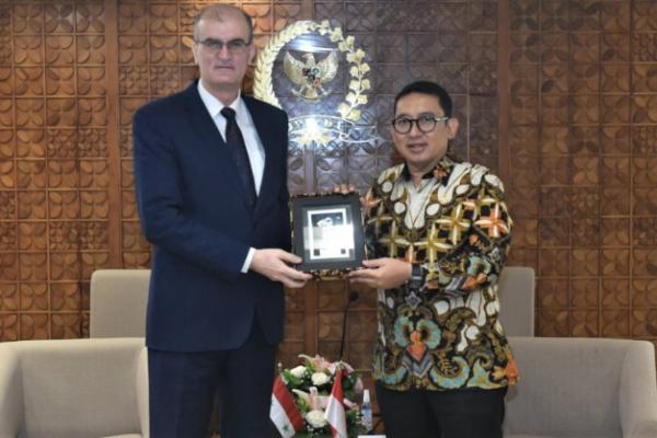 Saya menerima duta besar Syria atau Suriah untuk Indonesia, salah satu negara yang belakang ini dilanda konflik ya selama kurang lebih 10 tahun.