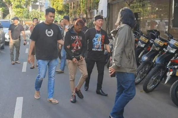 Dua pelaku pembunuhan Naima S Bachmid (61), pemilik penginapan Assirot Residence Kebon Jeruk, Jakarta Barat diringkus