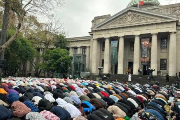 Shalat Id itu, yang dilaksanakan di halaman Museum Nasional Taiwan (NTM) Taipei pada Sabtu pagi.