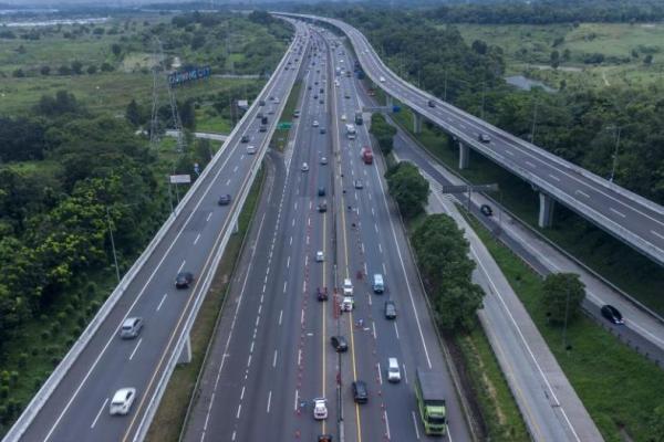 Arus lalu lintas cukup lancar di Jalan Tol Jakarta-Cikampek hingga memasuki Jalan Tol Cipularang.