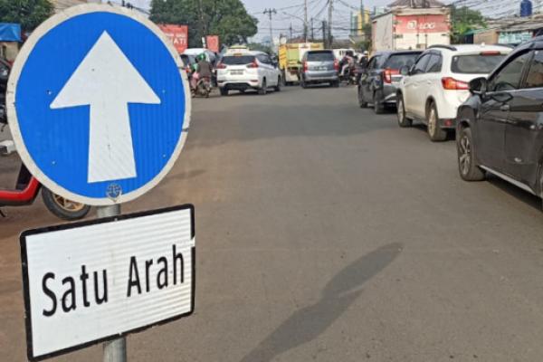 Ini merupakan langkah untuk mengurai kepadatan arus lalu lintas yang ada di perbatasan Malang dengan Kota Batu, khususnya di Simpang Pendem. Kita berlakukan satu arah menuju Kota Batu.