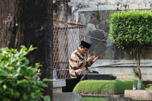 Prabowo nampak datang seorang diri mengenakan pakaian batik dan kopiah hitam. Dia menuju ke dalam makam dengan dibonceng sepeda motor oleh petugas. 