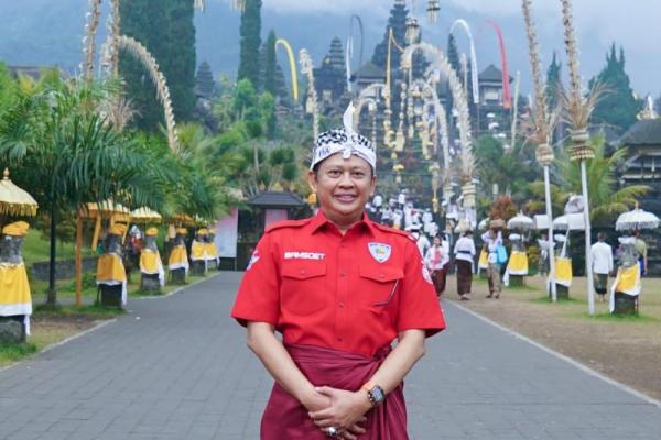 Ketua MPR RI Bamsoet Apresiasi Pemugaran dan Penggunaan Bus Listrik bagi Turis di Pura Agung Besakih