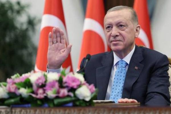 Erdogan, 69, menentang jajak pendapat dan keluar dengan nyaman dengan keunggulan hampir lima poin atas saingannya Kemal Kilicdaroglu