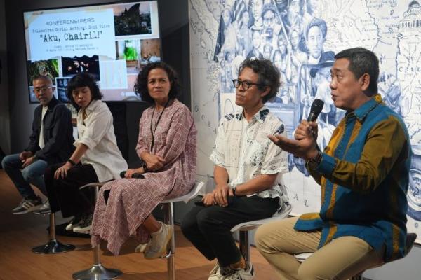 Serial ini terdiri dari tujuh episode hasil kolaborasi sutradara Mira Lesmana dan Riri Riza, sebagai bentuk penghormatan kepada penyair kenamaan Indonesia, Chairil Anwar.