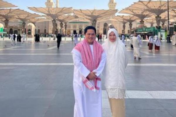 Menteri Badan Usaha Milik Negara (BUMN) Erick Thohir melaksanakan umrah ke Tanah Suci selepas Hari Raya Idul Fitri 1444 Hijiriah di tengah dinamika politik menjelang Pemilu 2024. Erick umrah bersama denga keluarganya.