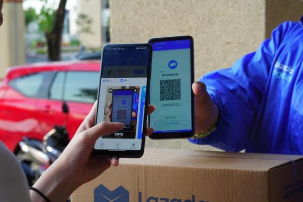Pelanggan Lazada kini bisa lakukan pembayaran di tempat dengan memindai QRIS melalui aplikasi DANA saat barang diantar ke pelanggan.
