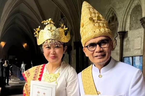 Desra mengatakan dirinya mengikuti prosesi acara penobatan Raja Charles di Westminster Abbey dan jamuan makan siang oleh Menteri Luar Negeri Inggris James Cleverly.