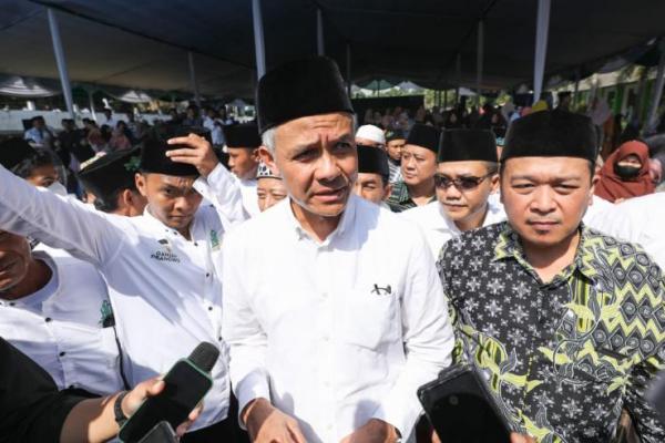 Kedatangan bacapres 2024 dari PDI Perjuangan (PDIP), Ganjar Pranowo disambut hangat ribuan ulama, kiai, hingga santri se-Jawa Timur (Jatim).