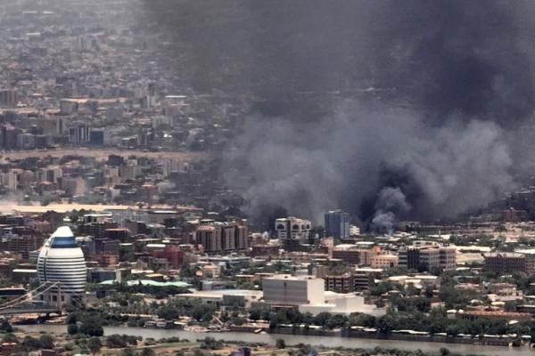 Dilaporkan bahwa puluhan ribu orang Sudan telah melarikan diri melintasi perbatasan ke Chad karena kekhawatiran meningkat tentang militerisasi dari mereka yang tersisa.