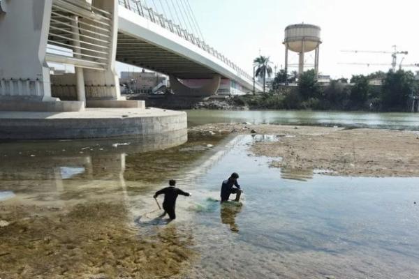 Pemerintah juga merencanakan proyek desalinasi air laut untuk mengatasi kekurangan pasokan dari dua sungai besar tersebut.