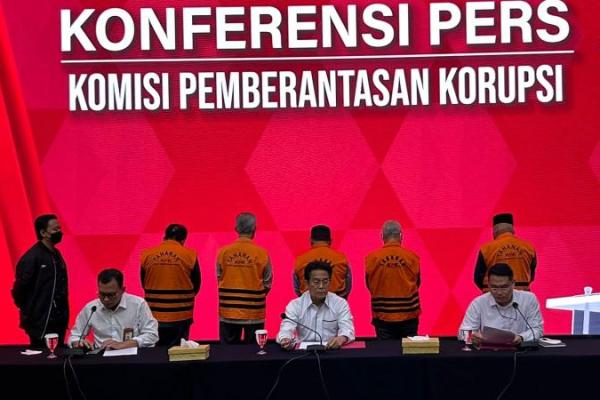 KPK kembali menetapkan 28 anggota DPRD Provinsi Jambi periode 2014 sampai 2019 sebagai tersangka