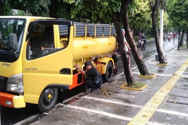 Izin Operasi Truk Tangki Buang Limbah Tinja Sembarangan Dicabut