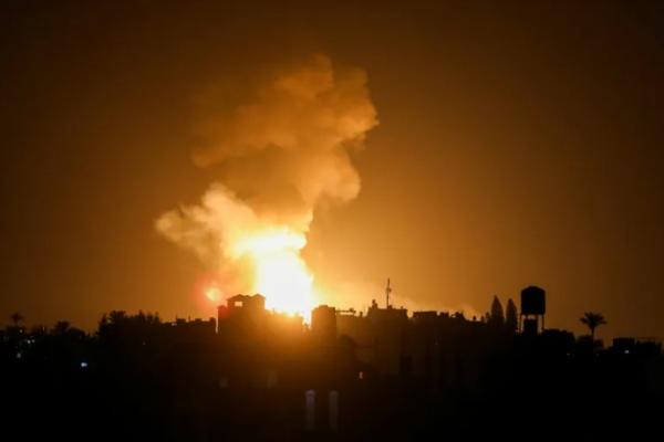 Ledakan yang menargetkan apartemen perumahan terdengar sekitar pukul 02.00 waktu setempat pada Selasa (23:00 GMT Senin) di berbagai bagian Gaza.