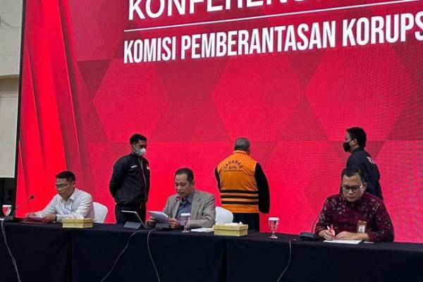 KPK menemukan fakta bahwa Stefanus diduga melakukan perbuatan melawan hukum dengan merintangi secara langsung atau pun tidak langsung proses penyidikan perkara Lukas.