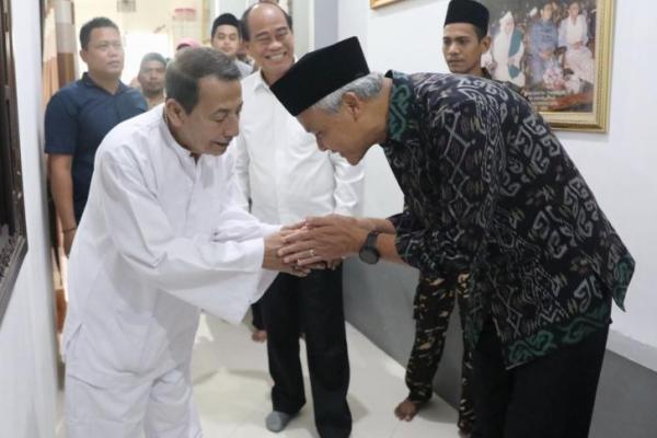 Gubernur Jawa Tengah Ganjar Pranowo mendapatkan masukan terkait kondisi bangsa Indonesia saat ini dan solusinya di masa yang akan datang ketika sowan ke kediaman Habib Luthfi bin Yahya, Selasa (9/5).