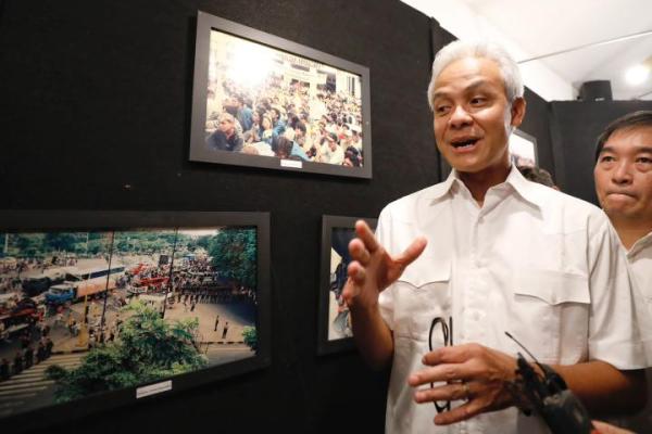 Ganjar Pranowo menikmati malam hari di Kota Bandung, Jawa Barat, dengan mendatangi kawasan Jalan Asia Afrika dan Jalan Braga, Selasa (3/10/2023) malam.