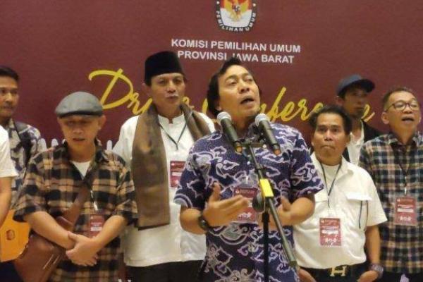 Komeng datang bersama rekan-rekan komedian lain, antara lain Jarwo Kwat, Bopak Castello, Daus Separo, dan Rudi Sipit