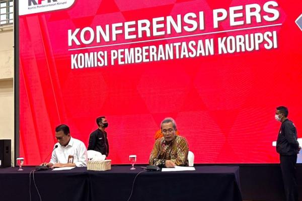 Catur ditahan usai diperiksa sebagai tersangka dalam kasus dugaan korupsi proyek pengadaan subkontraktor fiktif di PT Amarta Karya tahun 2018-2020. 