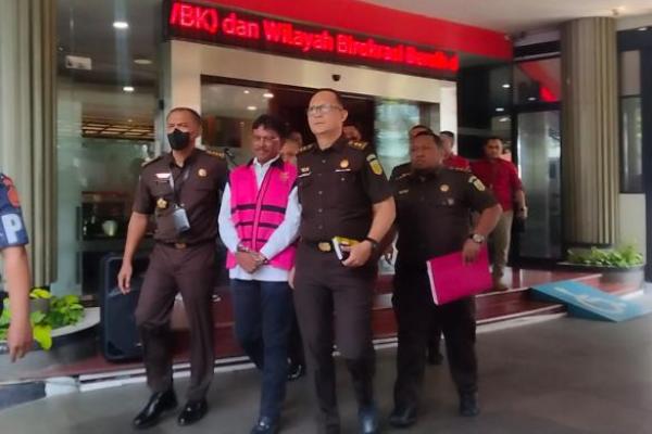 Johnny diketahui menjadi tersangka dalam kasus penyediaan menara base transceiver station (BTS) 4G dan infrastuktur pendukung 1-5 BAKTI Kominfo.