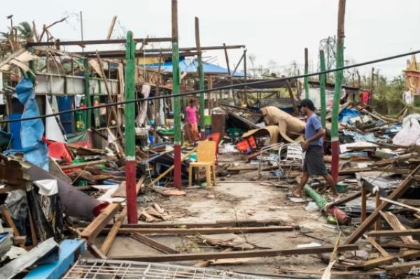 Mocha membawa hujan deras dan angin berkecepatan 195kmh (120mph) ke Myanmar dan negara tetangga Bangladesh pada Minggu, meruntuhkan bangunan dan mengubah jalan menjadi sungai.