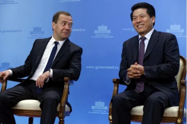 Menteri luar negeri Ukraina mengatakan kepada utusan China bahwa Kyiv tidak akan menerima proposal perdamaian apa pun yang melibatkan hilangnya wilayah ke Rusia atau yang akan membekukan konflik.