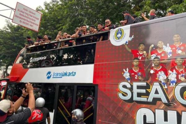 Sejumlah atlet dan Timnas Indonesia U-22 memimpin parade kirab arak-arakan dengan torehan 87 emas pada SEA Games 2023 Kamboja