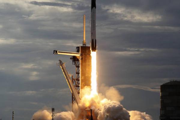 Falcon 9 telah berhasil diluncurkan dalam misi pribadi yang membawa astronot Saudi dan Amerika ke ISS