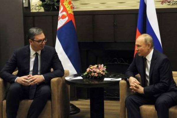 Mempertahankan hubungan dekat dengan Rusia merusak peluang Serbia untuk bergabung dengan UE.
