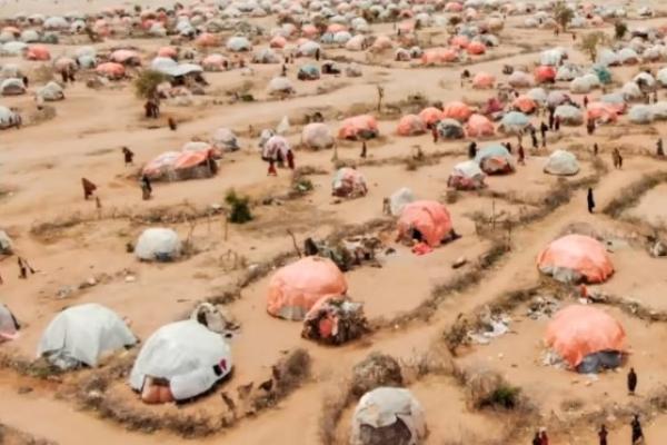 Sekitar 433.000 orang terpaksa meninggalkan rumah mereka antara 1 Januari dan 10 Mei ketika pemberontakan Islamis berkecamuk dan bentrokan pecah di wilayah Somaliland yang memisahkan diri.