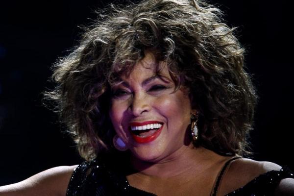 Tina Turner yang suara vulkanik dan gerakan tariannya yang dinamis membuatnya mendapatkan mahkota Queen of Rock selama 60 tahun karirnya