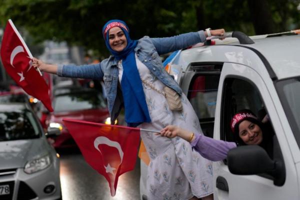 Yener menuturkan, dengan 99,43 persen kotak suara dibuka, saingan Erdogan Kemal Kilicdaroglu memperoleh 47,86 persen suara.