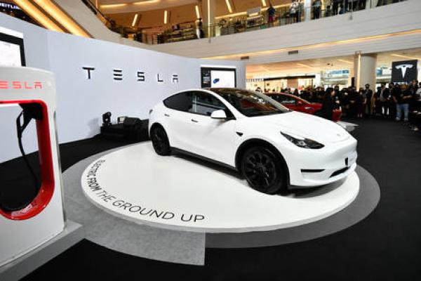 Tesla Model Y mengungguli model RAV4 dan Corolla Toyota sebagai kendaraan listrik pertama yang menduduki peringkat penjualan global teratas.