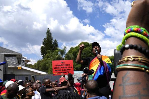 Bank Dunia telah mengumumkan akan menghentikan pinjaman baru ke Uganda atas undang-undang anti-lesbian, gay, biseksual, dan transgender (LGBT) yang kontroversial di negara itu.