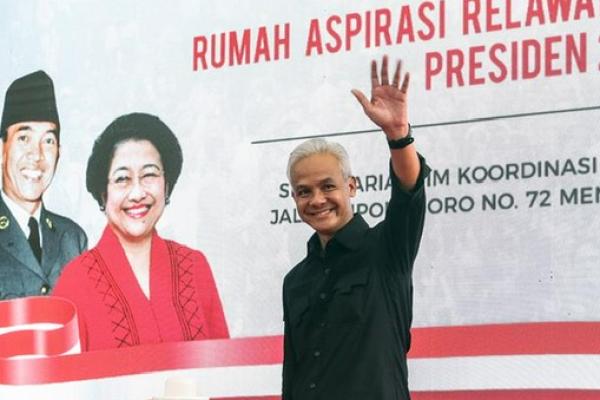 Bacapres 2024 dari PDI-P Ganjar Pranowo, kembali melanjutkan safari politiknya. Kali ini, bacapres berambut putih itu menyambangi Cirebon Kota Wali, Sabtu (3/6) siang.