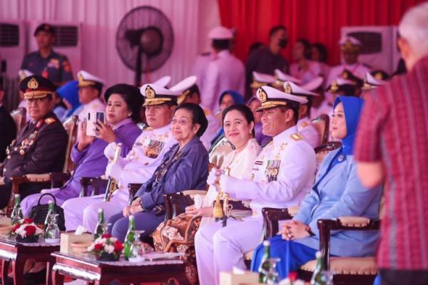 Acara serah terima dan peresmian KRI Bung Karno diselenggarakan di Mako Kolinlamil, Jakarta Utara, Kamis (1/6). Puan hadir mendampingi Presiden ke-5 RI Megawati Soekarnoputri.