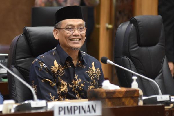 Wakil Ketua Komisi X DPR RI Abdul Fikri Faqih menilai kesejahteraan guru dan dosen yang tidak jelas menyebabkan kualitas pendidikan Indonesia berada pada peringkat bawah.
