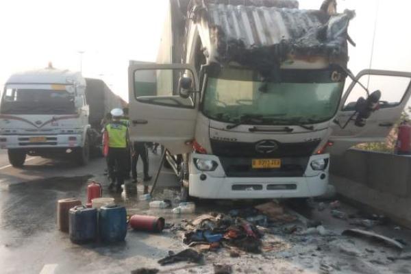 Sebuah truk berukuran besar terbakar di tol dalam kota arah Pluit.