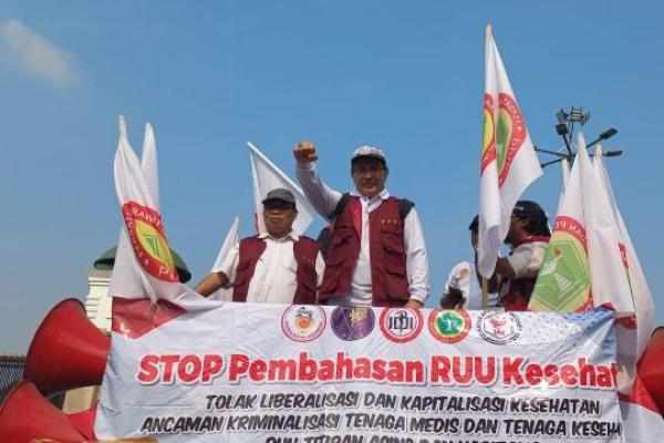 RUU ini dinilai cacat hukum serta tidak sesuai dengan semangat tenaga kesehatan Indonesia.