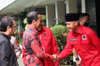 Hadiri Rakernas III PDIP, Jokowi Disambut Langsung oleh Ganjar Pranowo