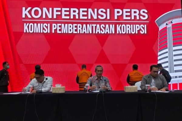 KPK menahan tiga tersangka kasus dugaan korupsi penyertaan modal Perusahaan Umum Daerah (Perumda) Benuo Taka tahun 2019-2021.