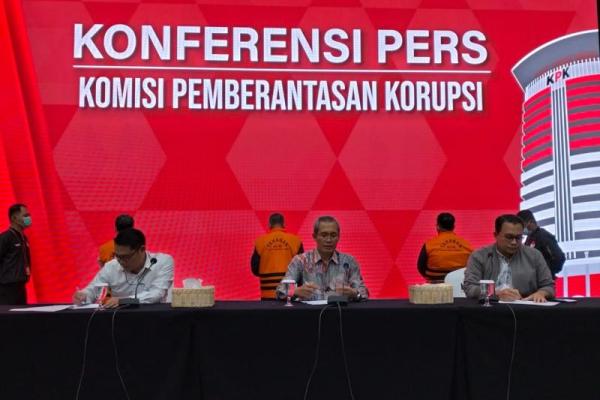 KPK menahan tiga tersangka kasus dugaan korupsi penyertaan modal Perusahaan Umum Daerah (Perumda) Benuo Taka tahun 2019-2021.
