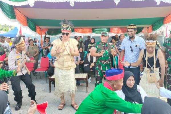 Berbagai suku yang ada di Kaimana ikut memeriahkan ulang tahun Kabupaten Kaimana Ke-20. Bahkan ada juga suka dari luar seperti Buton Sulawesi Tenggara, Jawa, Batak, Sumater Utara, Madura, Sulawesi Selatan yang tinggal di Kaimana memeriahkan kegiatan tersebut. 