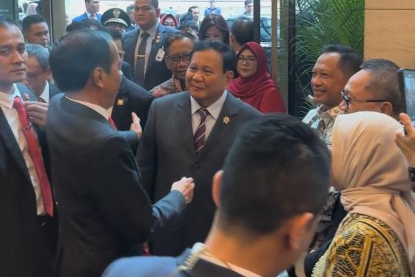 Keakraban Presiden Joko Widodo (Jokowi) dan Menteri Pertahanan RI Prabowo Subianto di Malaysia menunjukkan hubungan baik keduanya. 