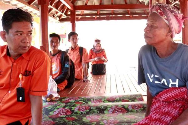 PT Pos Indonesia (Persero) menyalurkan bansos sembako dan Program Keluarga Harapan (PKH) di pesisir Gili Trawangan.