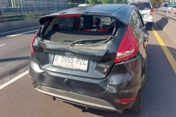 Kecelakaan beruntun terjadi di Jalan Tol Wiyoto Wiyono Jatinegara arah Cawang, dua orang dibawa ke rumah sakit.