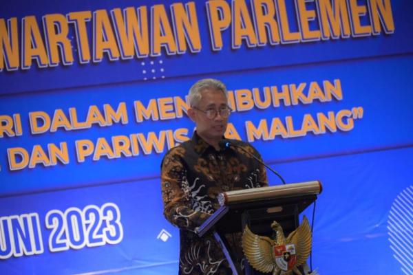 media dapat menjembatani informasi, antara Anggota Dewan dengan konstituennya. Media massa juga dapat menjadi wadah, untuk melayani kebutuhan masyarakat terhadap informasi, serta penyalur berbagai pesan dan aspirasi rakyat.