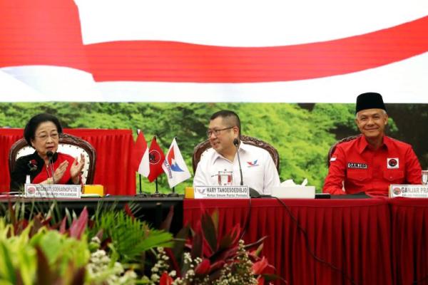 Ketua Umum DPP PDIP Prof. Dr. (HC) Megawati Soekarnoputri meneken nota kesepahaman (MoU) bersama Ketua Umum DPP Perindo Hary Tanoesoedibjo di Gedung DPP PDIP, Jalan Diponegoro Nomor 58, Menteng, Jakarta Pusat, Jumat (9/6).