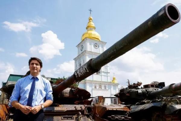 Trudeau memberikan penghormatan di sebuah situs peringatan di pusat Kyiv kepada tentara Ukraina yang tewas dalam pertempuran melawan pasukan pro-Rusia sejak 2014.