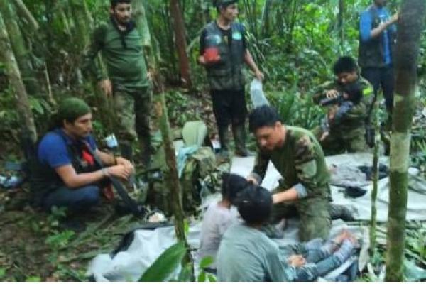 Militer Kolombia mengumumkan berita itu dalam sebuah twit pada Jumat (9/6) malam, berbagi gambar yang memperlihatkan anak-anak bersama tentara dan petugas penyelamat.